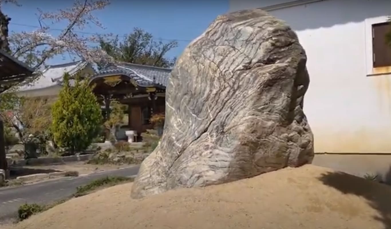 April:Setting an Enormous Shikoku Boulder