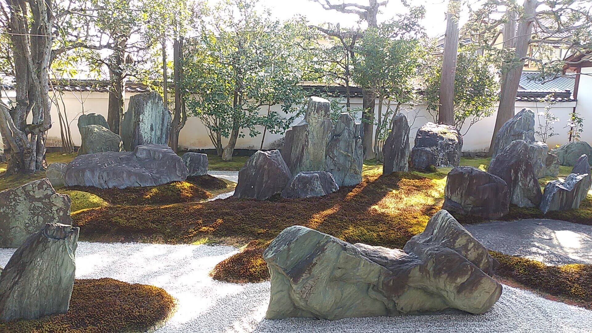 Japanese stone garden expressing the depth of another space with Ishigumi and gravel