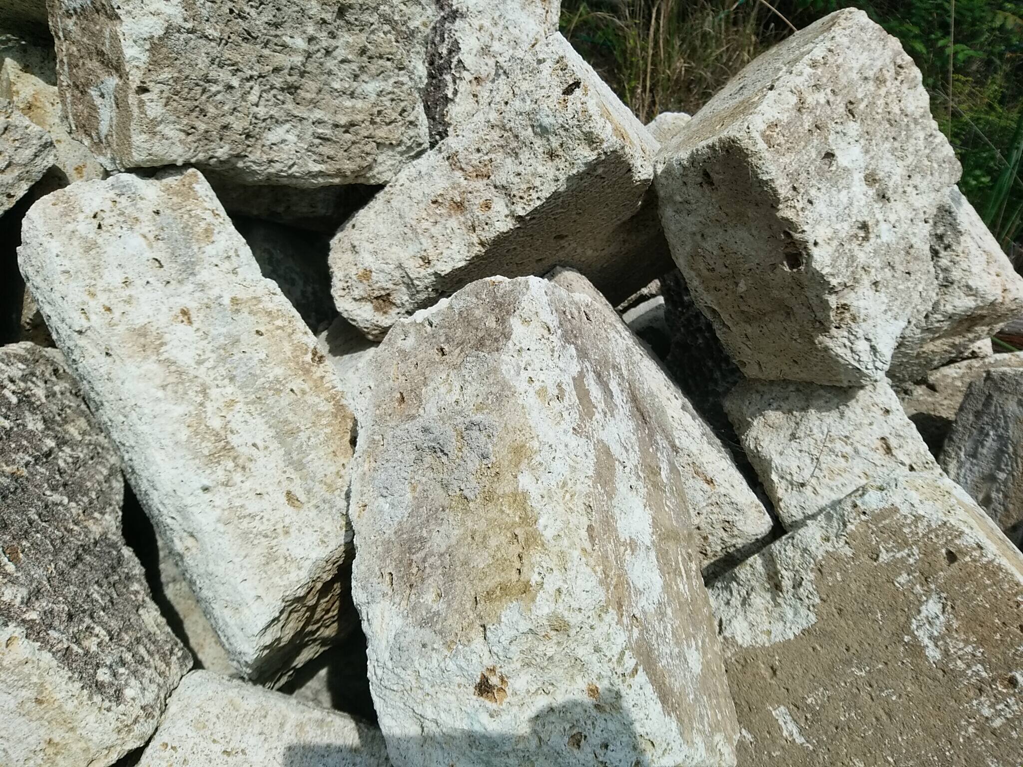 Refreshing Mediterranean-style garden stones using white-based rough limestone