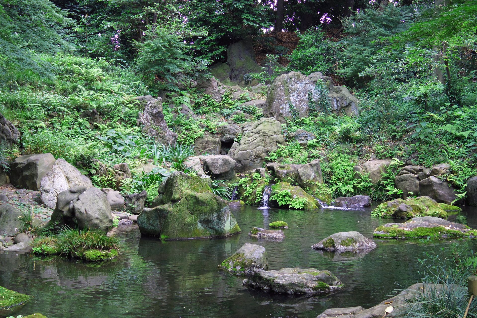 The natural stone arrangement at Rokugien