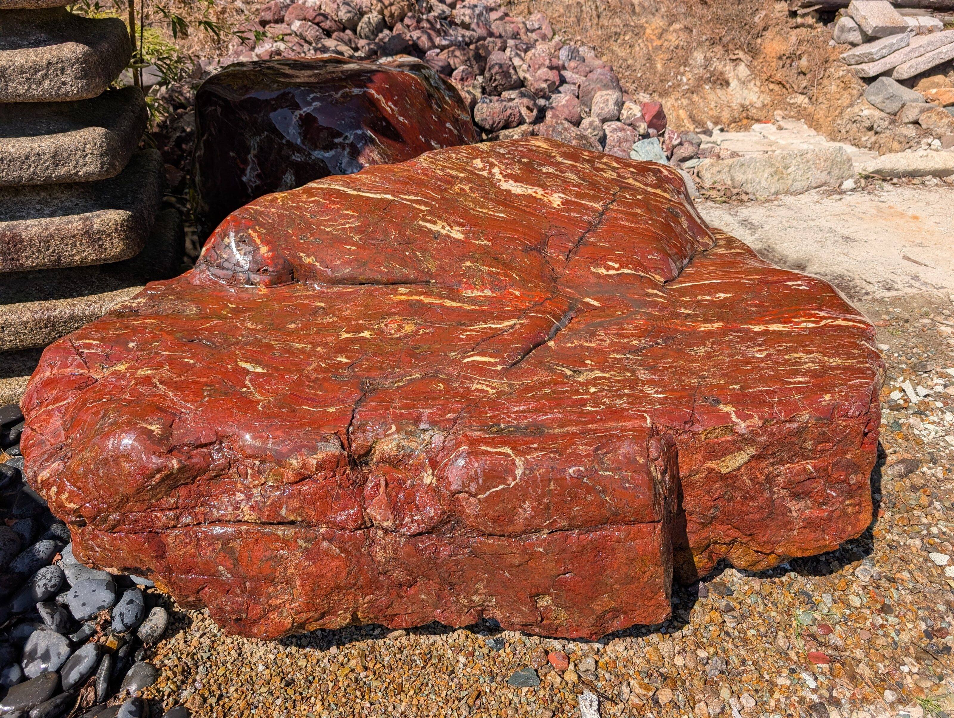 磨き加工により朱紅と純白の紋様が際立つ特大紅加茂石の正面画像