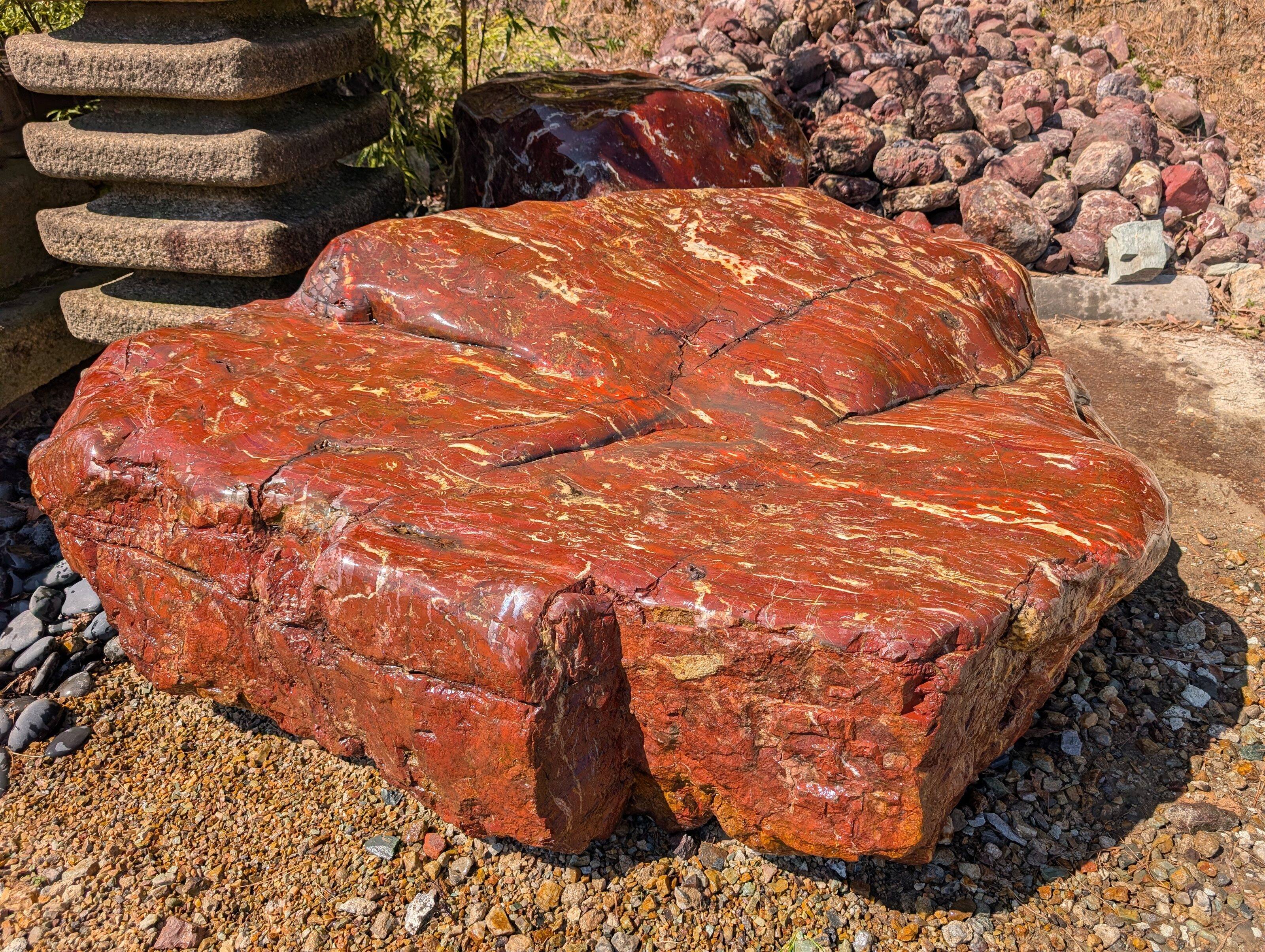 磨き上げられた貴重な特大紅加茂石の右側面アングル