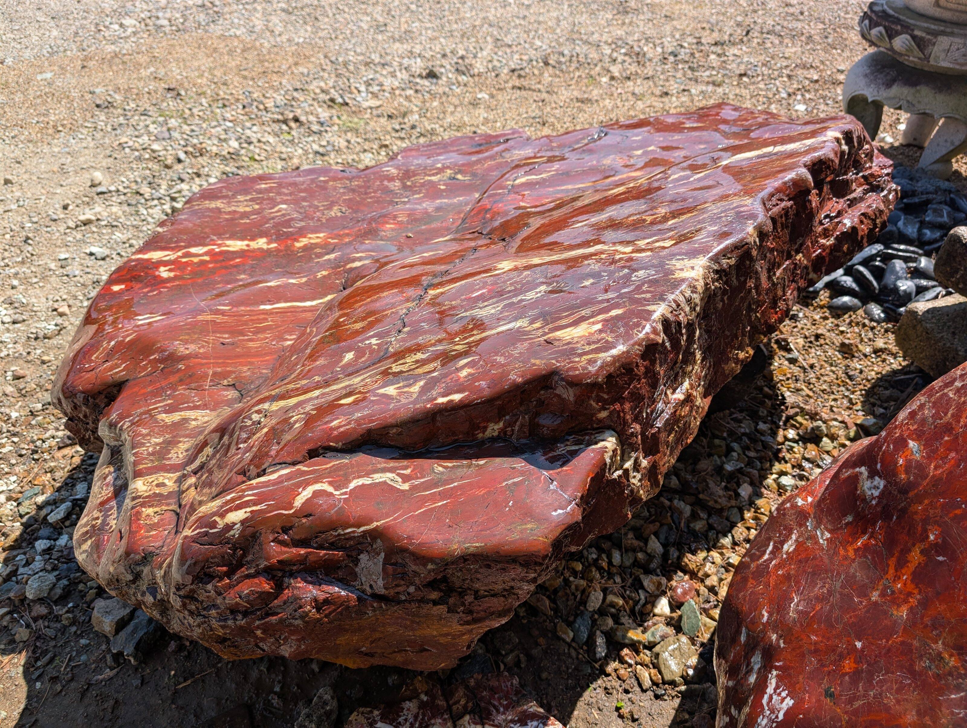朱紅色の鮮やかさが強調された特大紅加茂石の左側面アングル