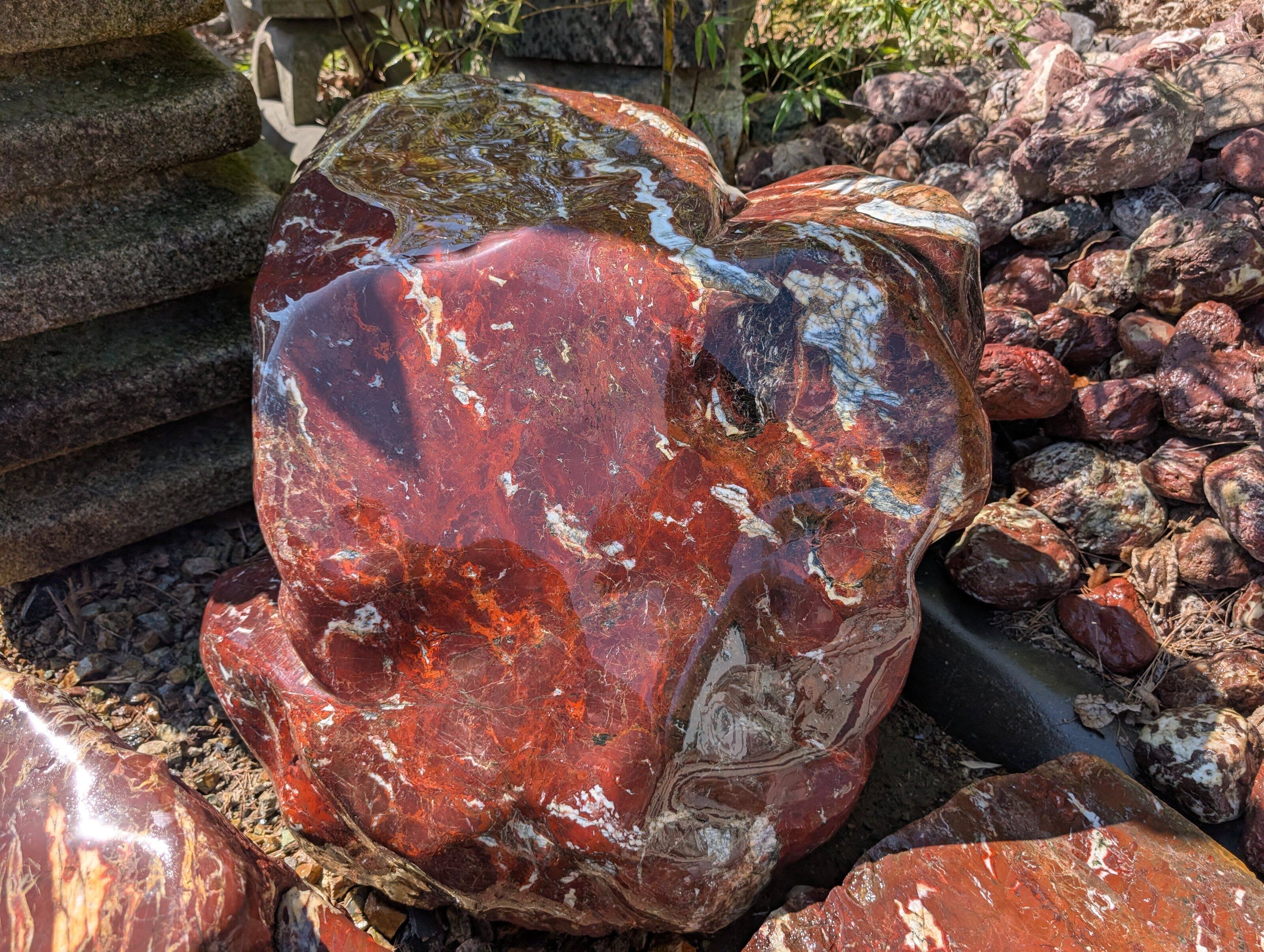 磨き加工を施した特大紅加茂石の逸石の正面画像