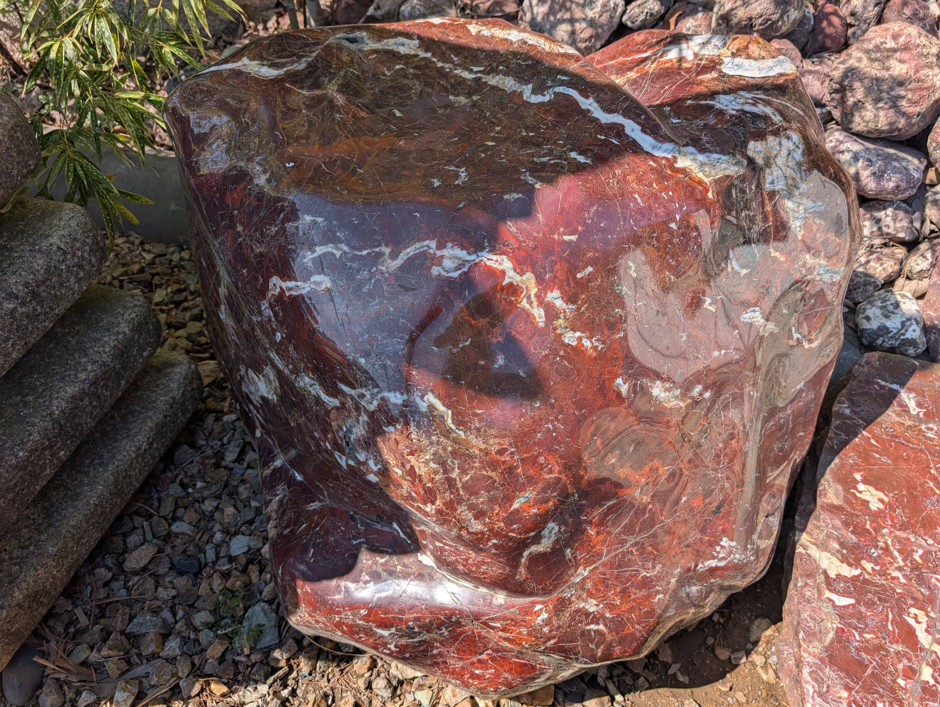 鮮やかな朱紅と白のコントラストが美しい特大紅加茂石の右側面