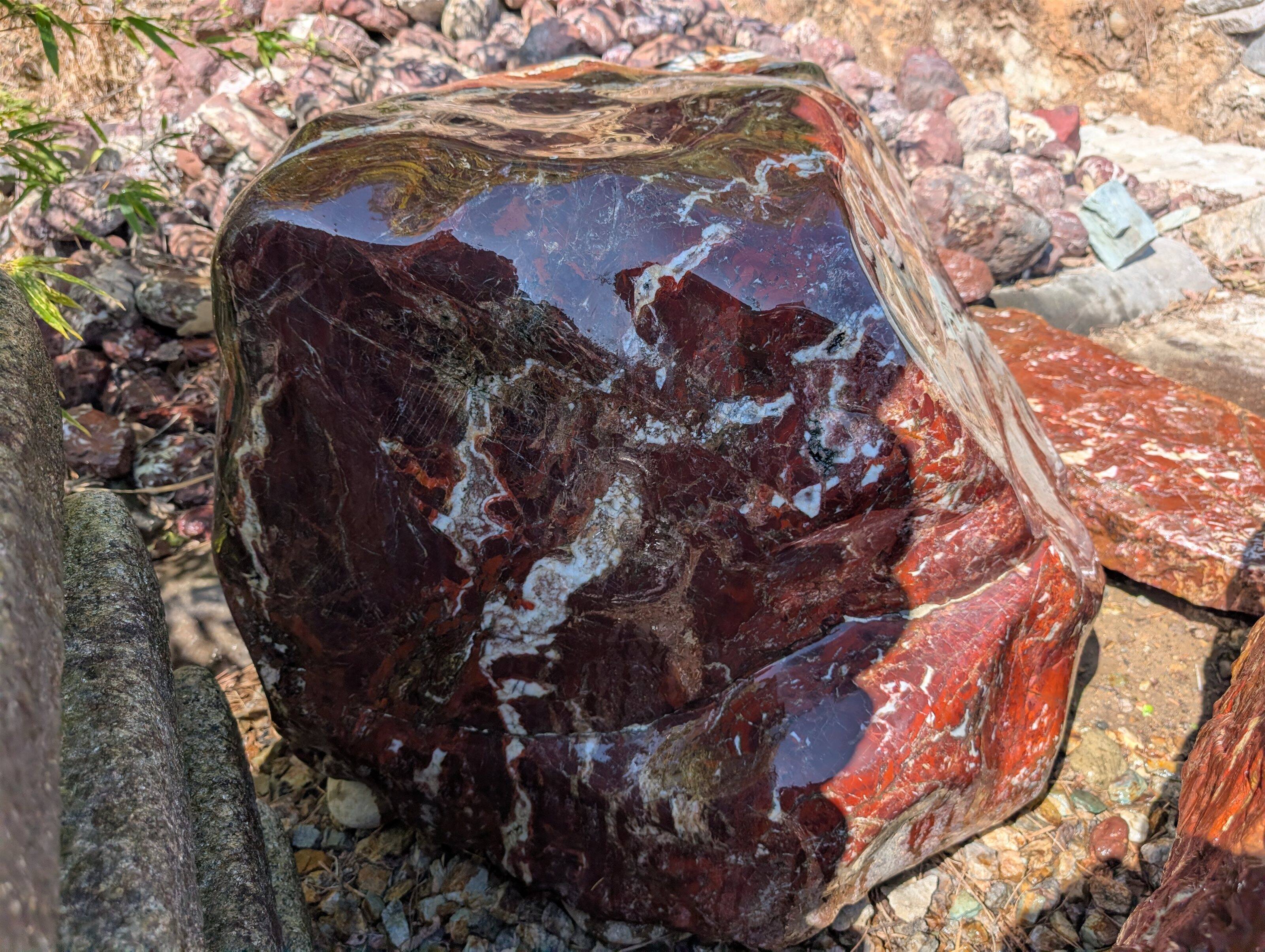 滑らかな磨きの質感が伝わる特大紅加茂石の左側面アングル