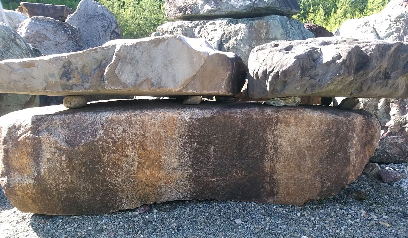 鞍馬石・飛石 - 日本銘石で京都七石の一つでモダンな現代庭にも合う庭石