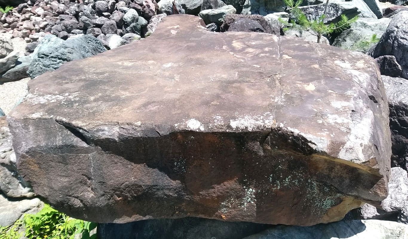 本小松石 - 滑らかな表面とさび色で和・洋どちらの庭にも合う庭石