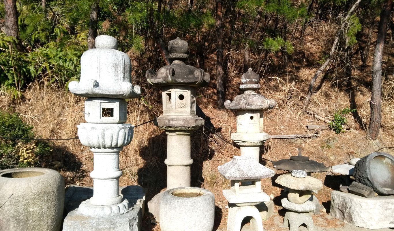 灯籠 - 日本の誇りである繊細な細工は庭に風格をもたらします