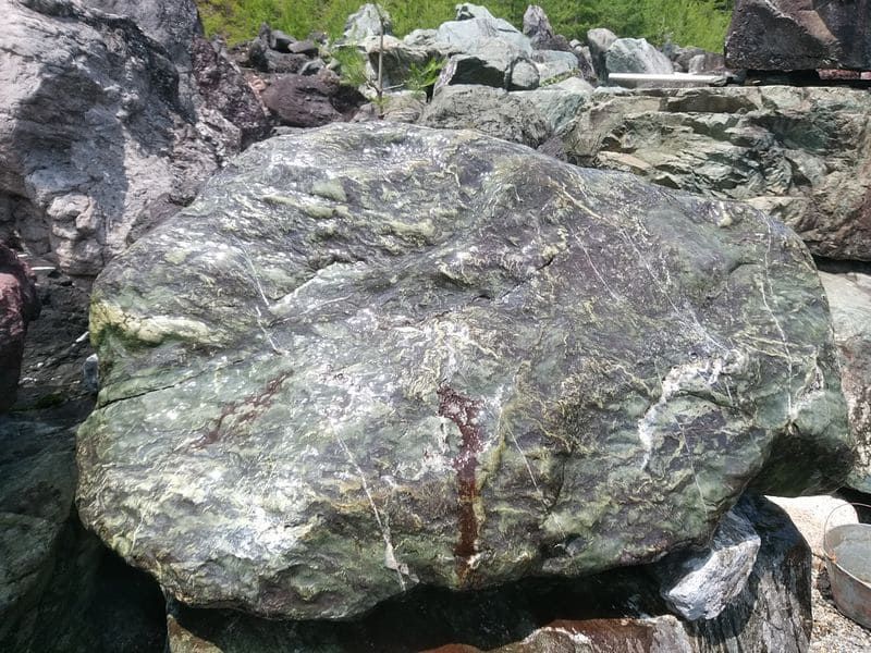 四国青石 2トン以下 - 高級感ある鮮やかな色と質感が特徴の庭石
