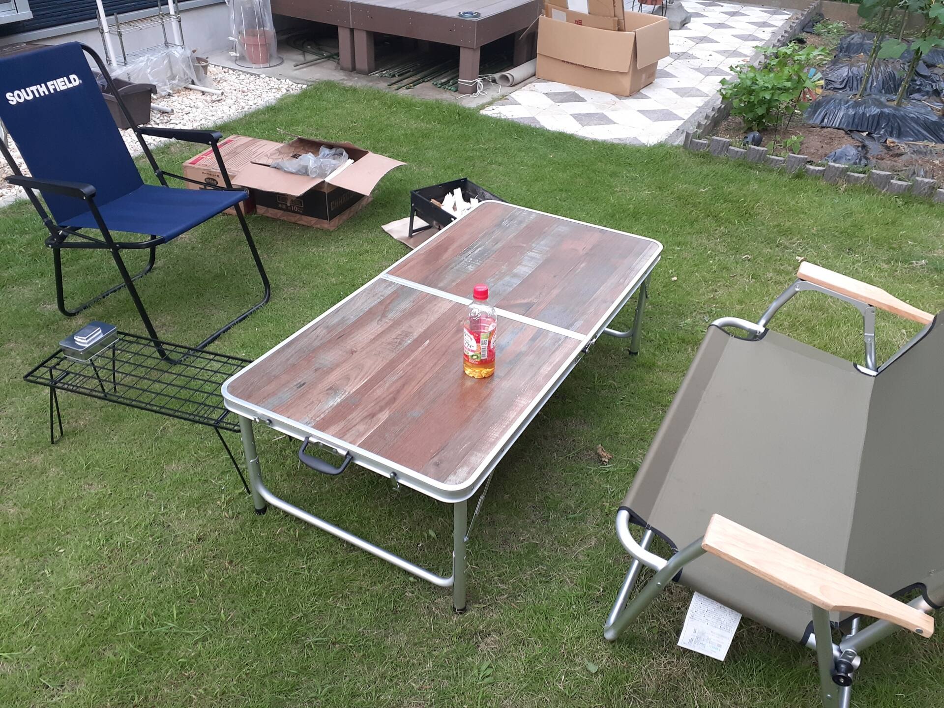 テーブルやベンチを配置し、家族や友人がBBQを楽しめるフラットで機能的なお庭