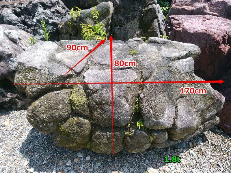 亀甲石 - 亀甲状の溝が刻まれた幾何学模様の造形美が特長の庭石