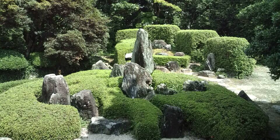 刈り込み剪定された植栽と石組を組み合わせたローメンテナンスな庭