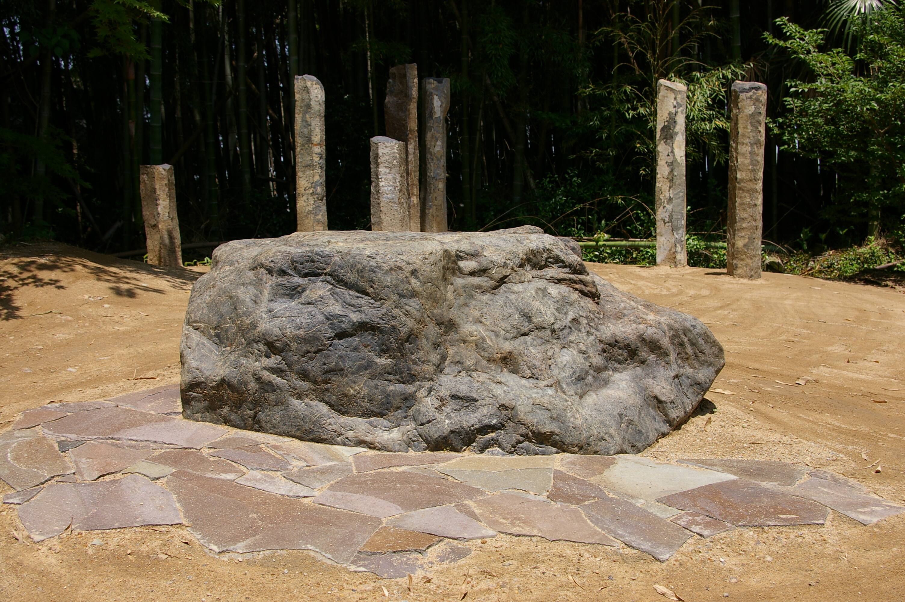 敷石や砂利で地表を覆い、景石と組み合わせたメンテナンスフリーなロックガーデン
