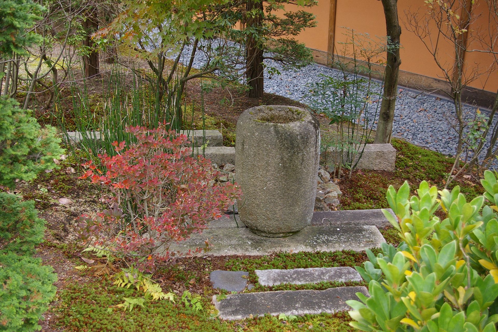 日本庭園の形式にとらわれない蹲い