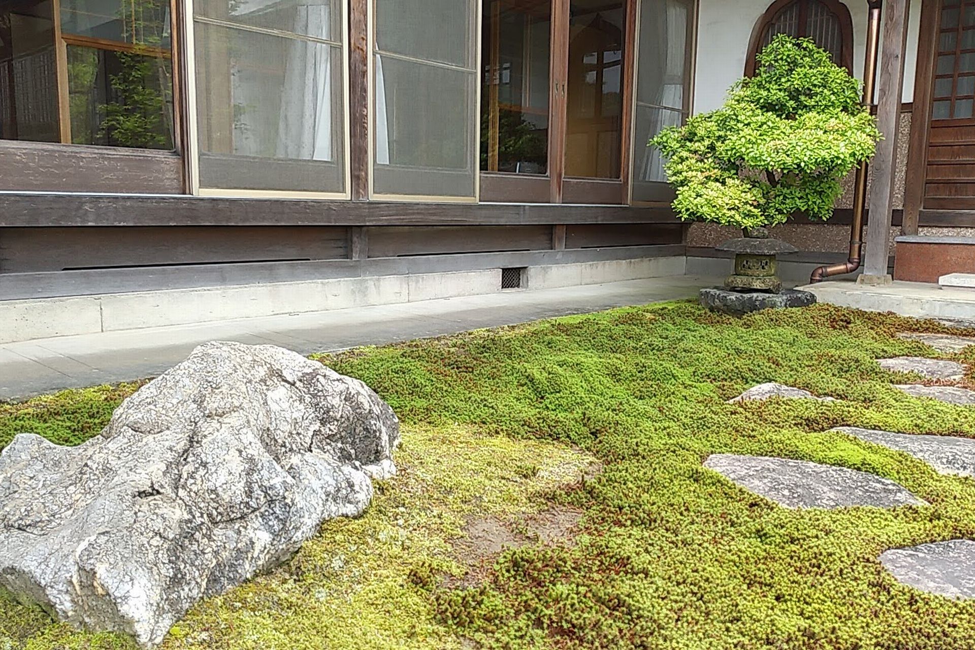 日本庭園の縁側と庭石