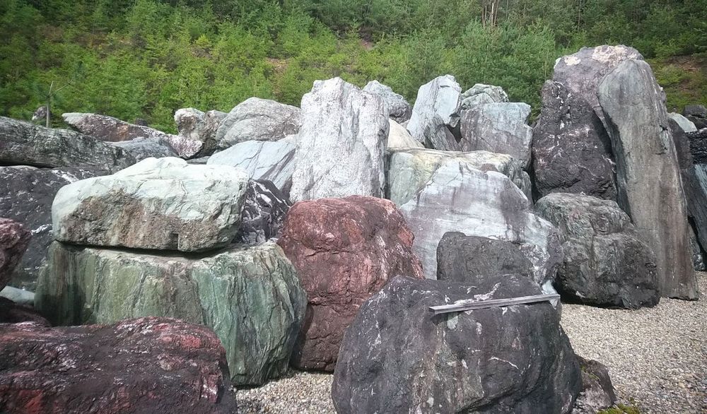 庭石 : 全国より高品質の天然石を豊富に取り揃えています